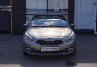 Подержанный автомобиль Kia Ceed Hatchback 2012 года (2 фото)
