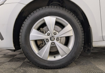 Подержанный автомобиль Skoda Octavia Liftback 2022 года (12 фото)