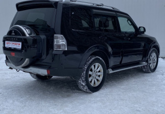 Подержанный автомобиль Mitsubishi Pajero 2010 года (5 фото)