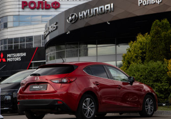 Подержанный автомобиль Mazda 3 Hatchback 2015 года (4 фото)