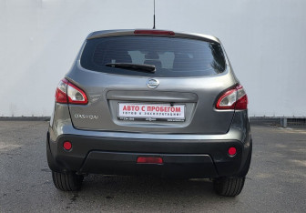 Подержанный автомобиль Nissan Qashqai 2011 года (6 фото)