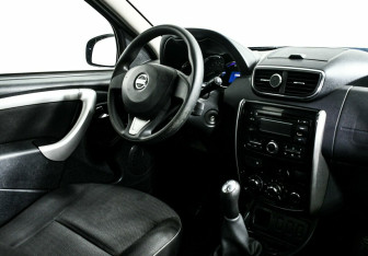 Подержанный автомобиль Nissan Terrano 2017 года (5 фото)