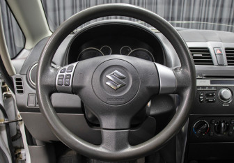 Подержанный автомобиль Suzuki SX4 Hatchback 2014 года (17 фото)