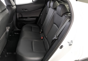 Подержанный автомобиль Toyota C-HR 2021 года (18 фото)