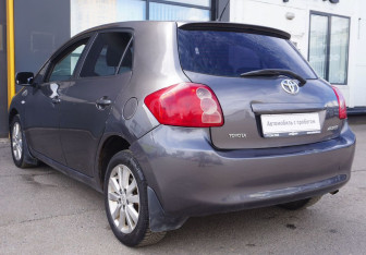 Подержанный автомобиль Toyota Auris Hatchback 2007 года (7 фото)