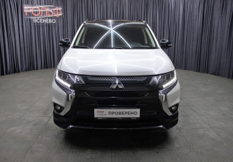 Подержанный автомобиль Mitsubishi Outlander 2022 года (2 фото)