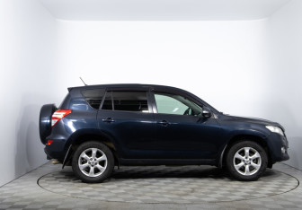 Подержанный автомобиль Toyota RAV4 2010 года (4 фото)