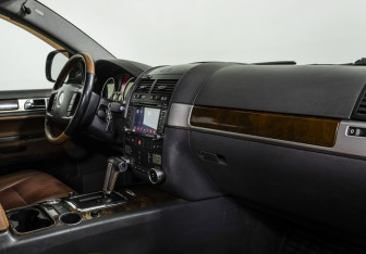 Подержанный автомобиль Volkswagen Touareg 2007 года (12 фото)