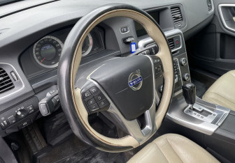 Подержанный автомобиль Volvo S60 2010 года (14 фото)