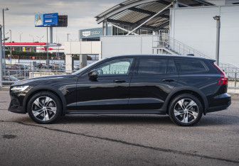 Подержанный автомобиль Volvo V60 Cross Country 2020 года (8 фото)