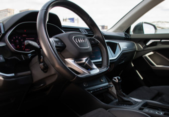 Подержанный автомобиль Audi Q3 2021 года (10 фото)