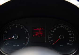 Подержанный автомобиль Volkswagen Polo Sedan 2010 года (9 фото)