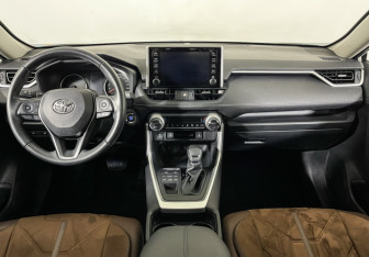 Подержанный автомобиль Toyota RAV4 2022 года (12 фото)