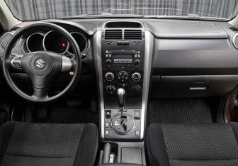 Подержанный автомобиль Suzuki Grand Vitara 2005 года (14 фото)