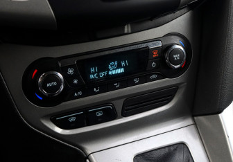 Подержанный автомобиль Ford Focus Hatchback 2012 года (19 фото)