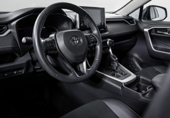 Подержанный автомобиль Toyota RAV4 2021 года (14 фото)