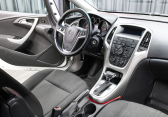 Подержанный автомобиль Opel Astra Hatchback 2011 года (11 фото)