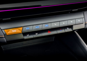 Подержанный автомобиль Changan UNI-V 2024 года (28 фото)