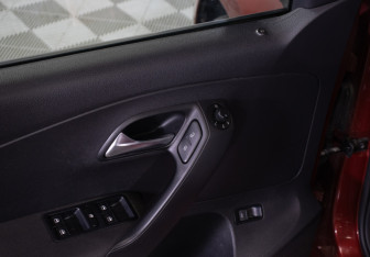 Подержанный автомобиль Volkswagen Polo Sedan 2013 года (17 фото)