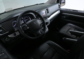 Подержанный автомобиль Peugeot Traveller 2019 года (7 фото)