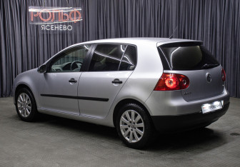 Подержанный автомобиль Volkswagen Golf Hatchback 2008 года (7 фото)