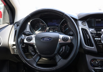 Подержанный автомобиль Ford Focus Hatchback 2012 года (17 фото)