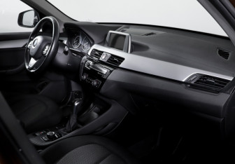 Подержанный автомобиль BMW X1 2015 года (9 фото)