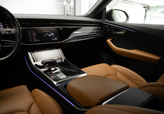 Подержанный автомобиль Audi Q8 2019 года (22 фото)