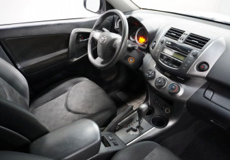 Подержанный автомобиль Toyota RAV4 2010 года (10 фото)