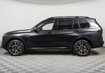 Подержанный автомобиль BMW X7 2023 года (8 фото)