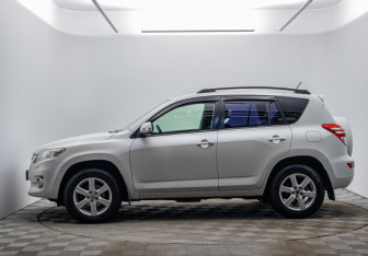 Подержанный автомобиль Toyota RAV4 2011 года (8 фото)