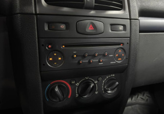 Подержанный автомобиль Renault Symbol 2007 года (15 фото)