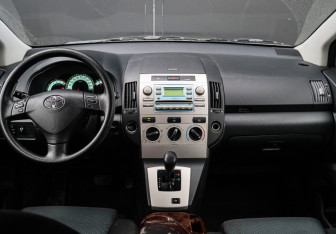 Подержанный автомобиль Toyota Corolla Verso 2006 года (10 фото)