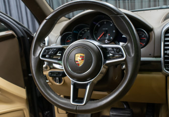 Подержанный автомобиль Porsche Cayenne 2015 года (18 фото)