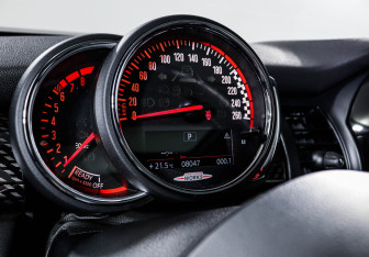 Подержанный автомобиль MINI Hatch 2019 года (11 фото)