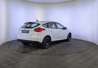 Подержанный автомобиль Ford Focus Hatchback 2017 года (5 фото)