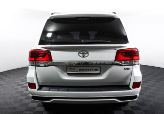 Подержанный автомобиль Toyota Land Cruiser Suv 2015 года (6 фото)