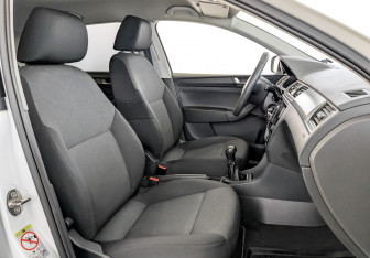 Подержанный автомобиль Skoda Rapid Liftback 2017 года (23 фото)