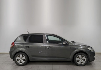 Подержанный автомобиль Kia Ceed Hatchback 2012 года (4 фото)