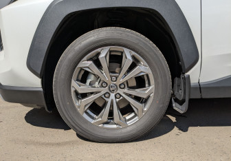 Подержанный автомобиль Toyota RAV4 2024 года (12 фото)