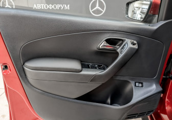 Подержанный автомобиль Volkswagen Polo Sedan 2012 года (19 фото)