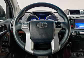 Подержанный автомобиль Toyota Land Cruiser Prado 2017 года (21 фото)