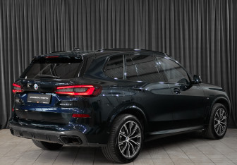 Подержанный автомобиль BMW X5 2023 года (4 фото)