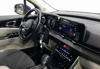 Подержанный автомобиль Kia Carnival 2021 года (25 фото)