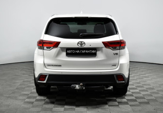 Подержанный автомобиль Toyota Highlander 2017 года (6 фото)