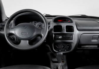 Подержанный автомобиль Renault Clio Hatchback 2000 года (11 фото)