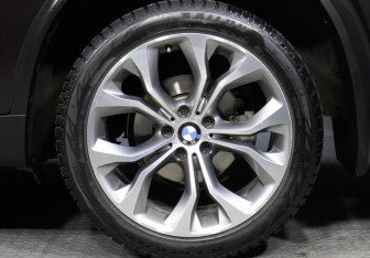 Подержанный автомобиль BMW X5 2014 года (25 фото)