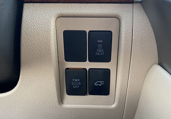 Подержанный автомобиль Toyota Land Cruiser Suv 2013 года (16 фото)