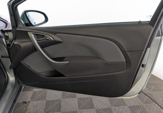 Подержанный автомобиль Opel Astra Hatchback 2012 года (24 фото)