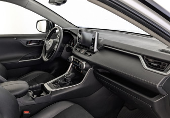 Подержанный автомобиль Toyota RAV4 2021 года (11 фото)